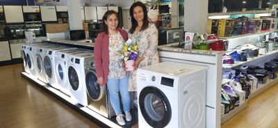 Equipa Standaudio na loja, junto às máquinas de lavar roupa