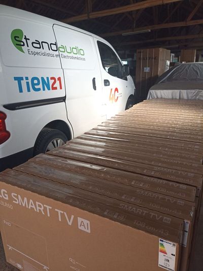 Carrinha da StandAudio com televisores LG Smart TV prontos para entrega