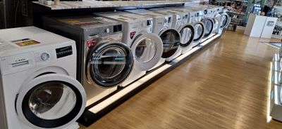 Máquinas de lavar roupa em exposição na loja StandAudio