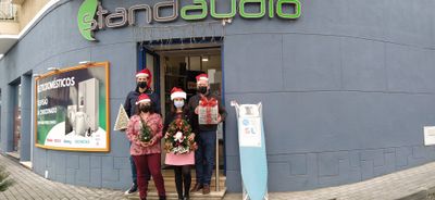Equipa StandAudio à porta da loja na época de Natal Leiria
