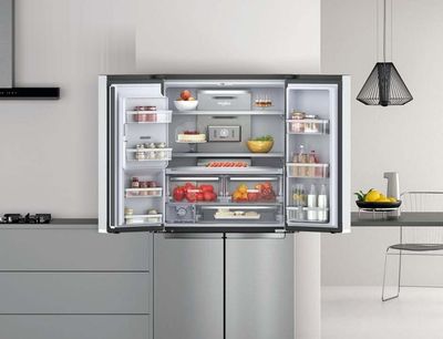Frigorífico de quatro portas aberto, com alimentos frescos