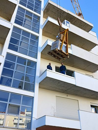 Entrega ao domicílio de eletrodomésticos com grua