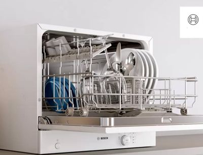 Máquina de lavar loiça compacta Bosch com pratos e copos