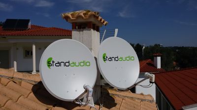 Antenas parabólicas StandAudio instaladas num telhado